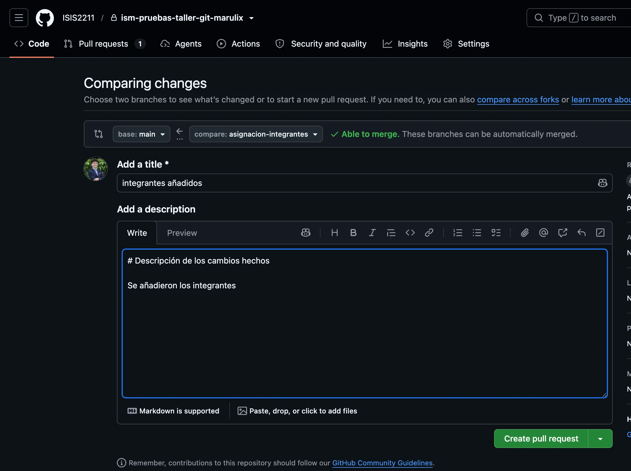 Página “Comparing changes” de GitHub con base main, compare asignacion-integrantes, el título y la descripción del PR, y el botón Create pull request