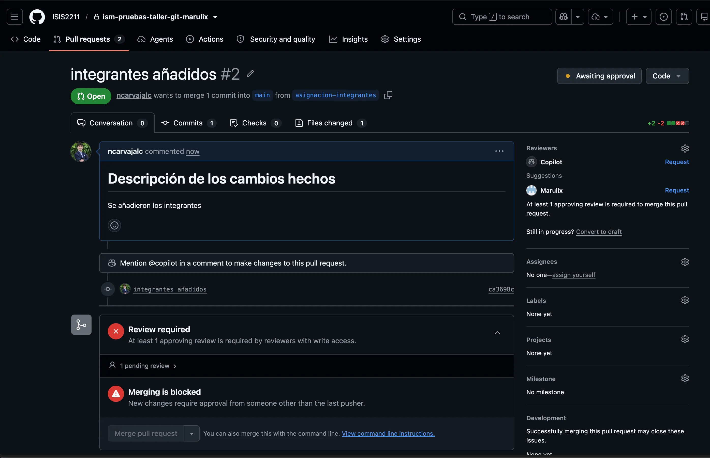 Página de un Pull Request recién creado, mostrando la descripción, el panel de Reviewers a la derecha y el aviso de Review required que bloquea el merge
